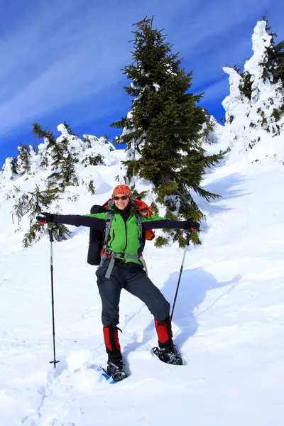 Winterwandern mit Schneeschuhen. — Stockfoto