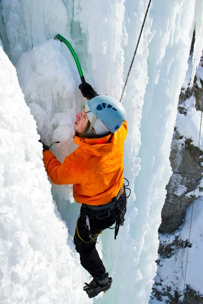 De waterval ijsklimmen. — Stockfoto