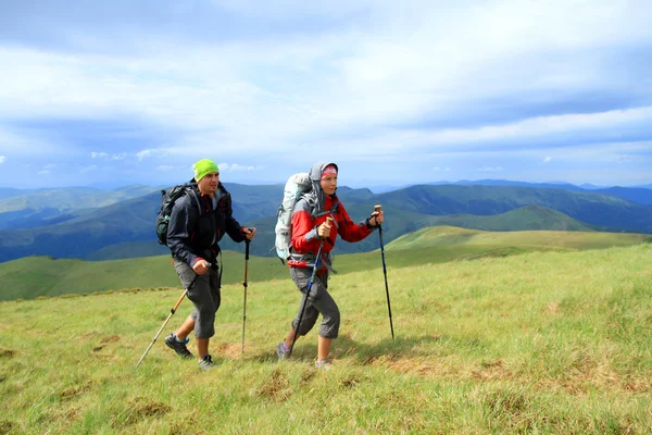 Zomerwandelingen in de bergen. — Stockfoto