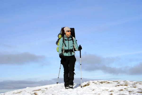 Senderismo de invierno en raquetas de nieve . — Foto de Stock