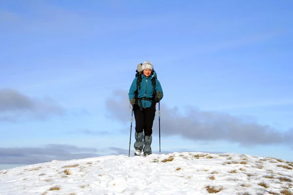 Caminhadas de inverno em sapatos de neve . — Fotografia de Stock