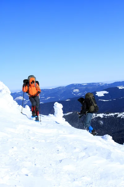 Vintern vandring i snöskor. — Stockfoto