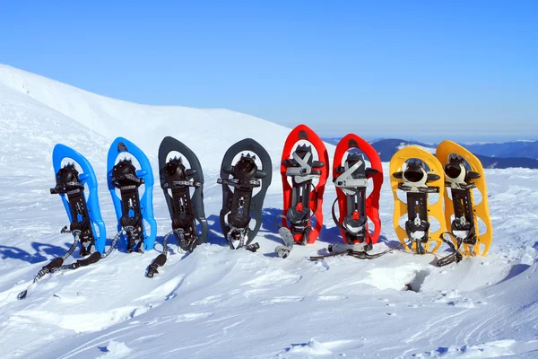 Raquetas de nieve. raquetas de nieve en la nieve . — Foto de Stock