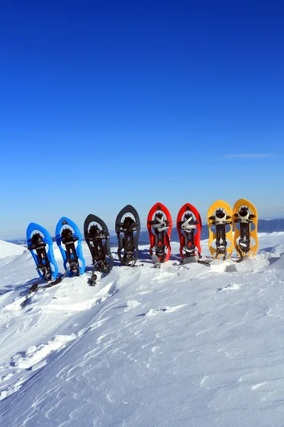 Sapatilha de neve. Sapatos de neve na neve . — Fotografia de Stock