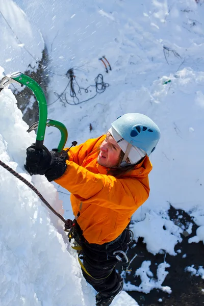 Hielo escalando la cascada . — Foto de Stock