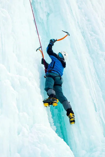 Eisklettern am Wasserfall. — Stockfoto