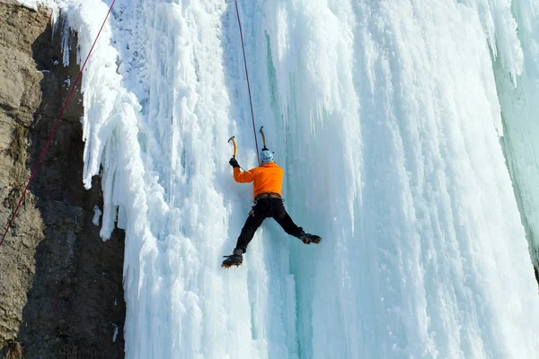 Ice climbing the waterfall. — Stock Photo, Image