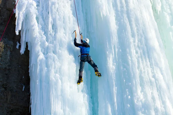 Buz şelalesi tırmanışı. — Stok fotoğraf