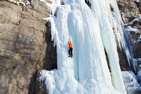 Ghiaccio scalando la cascata . — Foto Stock