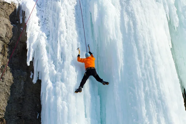 Glace escalade la cascade . — Photo