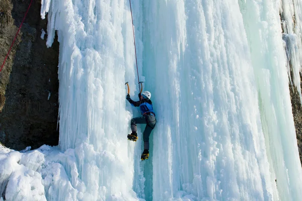 Ice climbing the waterfall. — Stock Photo, Image