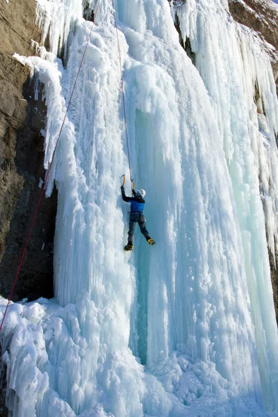 Gelo escalando a cachoeira . — Fotografia de Stock