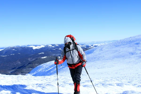 Escursione invernale con le ciaspole . — Foto Stock