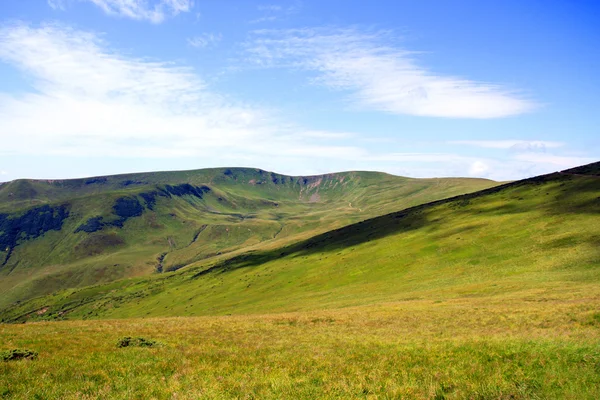 Summer landscape in mountains and the dark blue sky with clouds — Stock Photo, Image