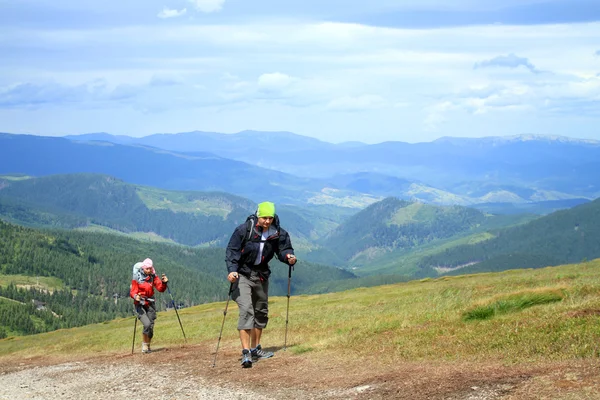 Zomerwandelingen in de bergen. — Stockfoto