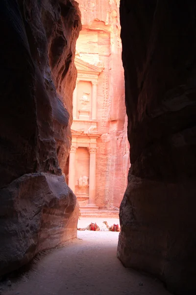 Oude stad petra in Jordanië gebouwd. — Stockfoto