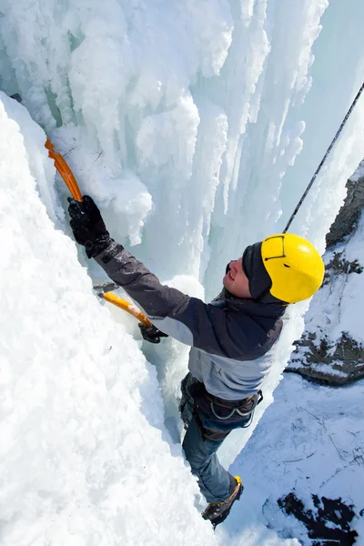 De waterval ijsklimmen. — Stockfoto