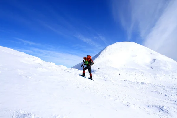 Caminhada de inverno em sapatos de neve . — Fotografia de Stock