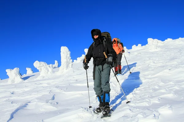 Winter wandeling op sneeuwschoenen. — Stockfoto