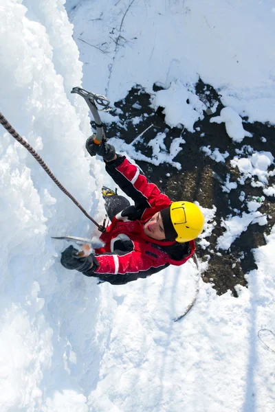 Eisklettern am Wasserfall. — Stockfoto