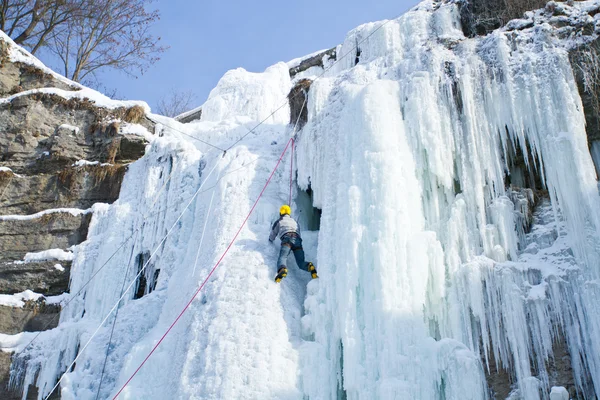 Ghiaccio scalando la cascata . — Foto Stock