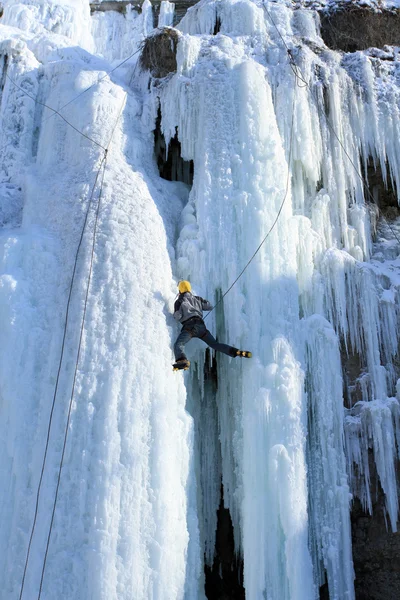 Jégmászás a vízesés. — Stock Fotó