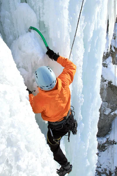 Ice climbing the waterfall. — Stock Photo, Image