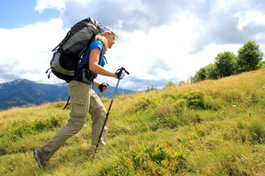 Yaz yürüyüşü dağlarda.