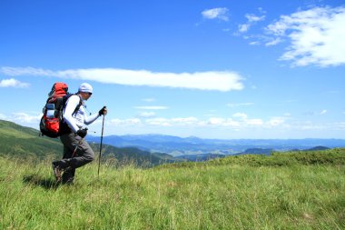 Yaz yürüyüşü dağlarda.