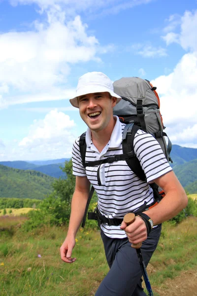 Zomerwandelingen in de bergen. — Stockfoto