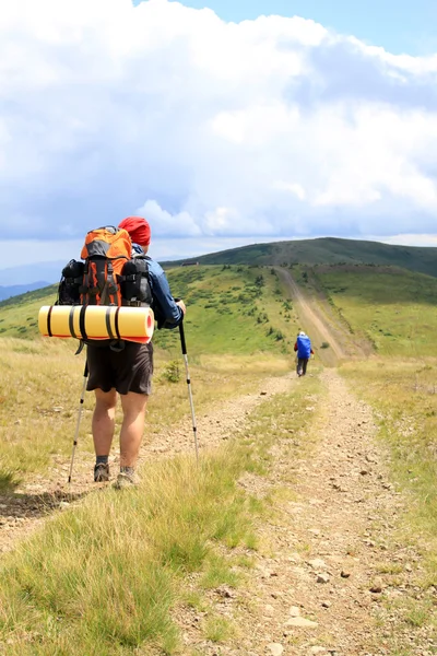 Zomerwandelingen in de bergen. — Stockfoto