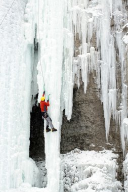 buz şelalesi tırmanışı.