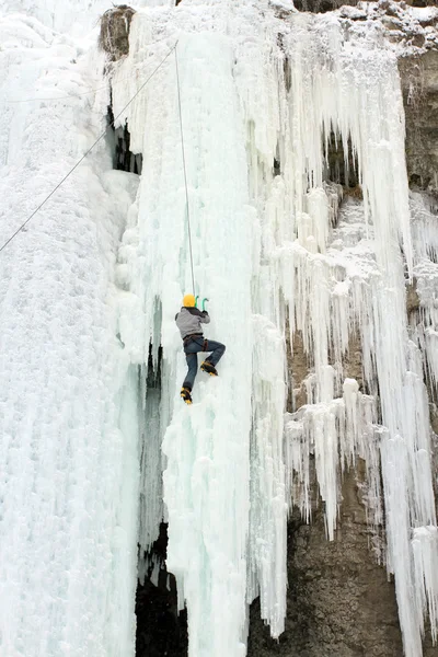 Ice climbing the waterfall. — Stock Photo, Image