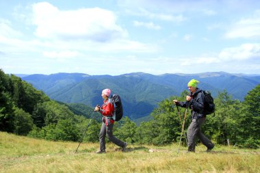 Yaz yürüyüşü dağlarda.