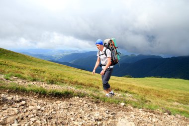 Yaz yürüyüşü dağlarda.