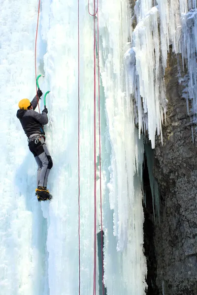 Glace escalade la cascade . — Photo