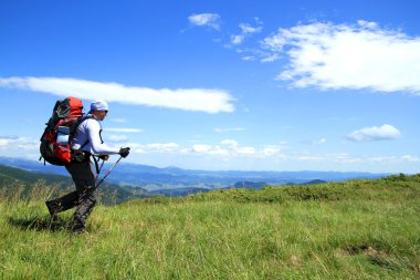 Yaz yürüyüşü dağlarda.