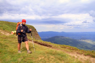 Yaz yürüyüşü dağlarda.