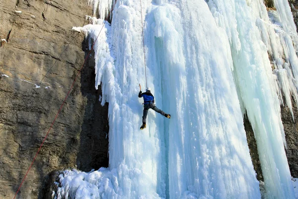 Eisklettern am Wasserfall. — Stockfoto