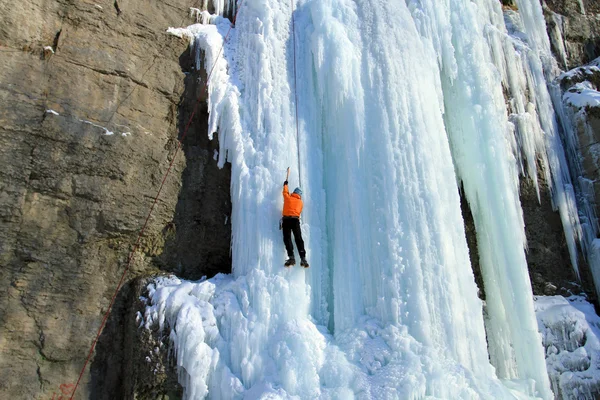 De waterval ijsklimmen. — Stockfoto