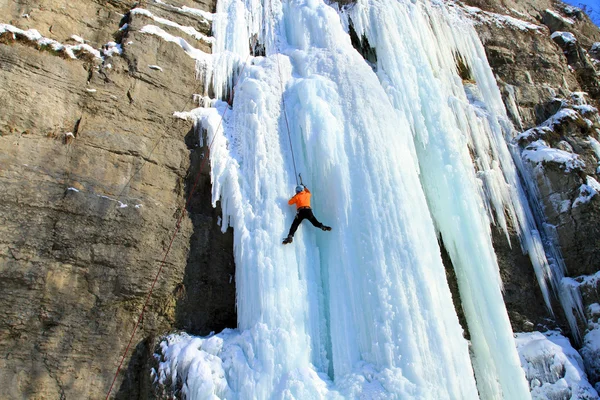 Ice climbing the waterfall. — Stock Photo, Image