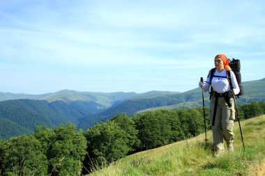 Yaz yürüyüşü dağlarda.