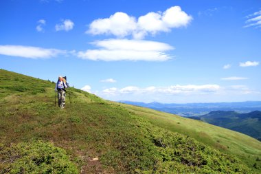 Yaz yürüyüşü dağlarda.