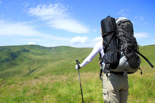 Zomerwandelingen in de bergen. — Stockfoto