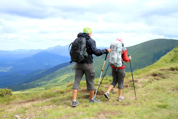 Zomerwandelingen in de bergen. — Stockfoto