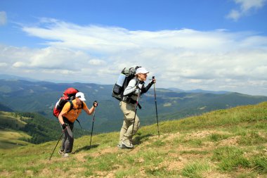 Yaz yürüyüşü dağlarda.