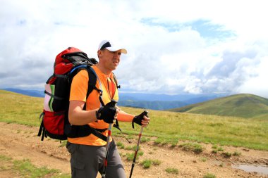 Yaz yürüyüşü dağlarda.