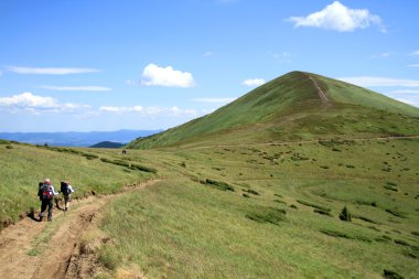 Yaz yürüyüşü dağlarda.