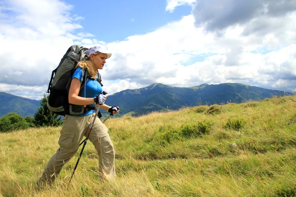 Musim panas hiking di pegunungan. — Stok Foto