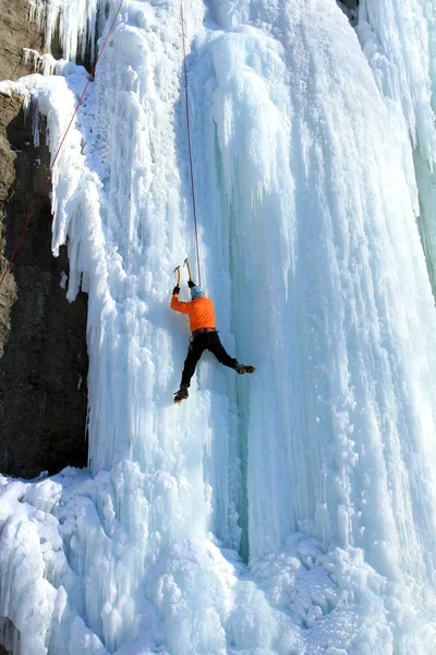 Vodopád lezení po ledopádech. — Stock fotografie